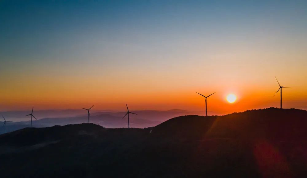 位于云南省华宁县磨豆山的风力发电机（无人机照片）。 新华社记者 王冠森 摄