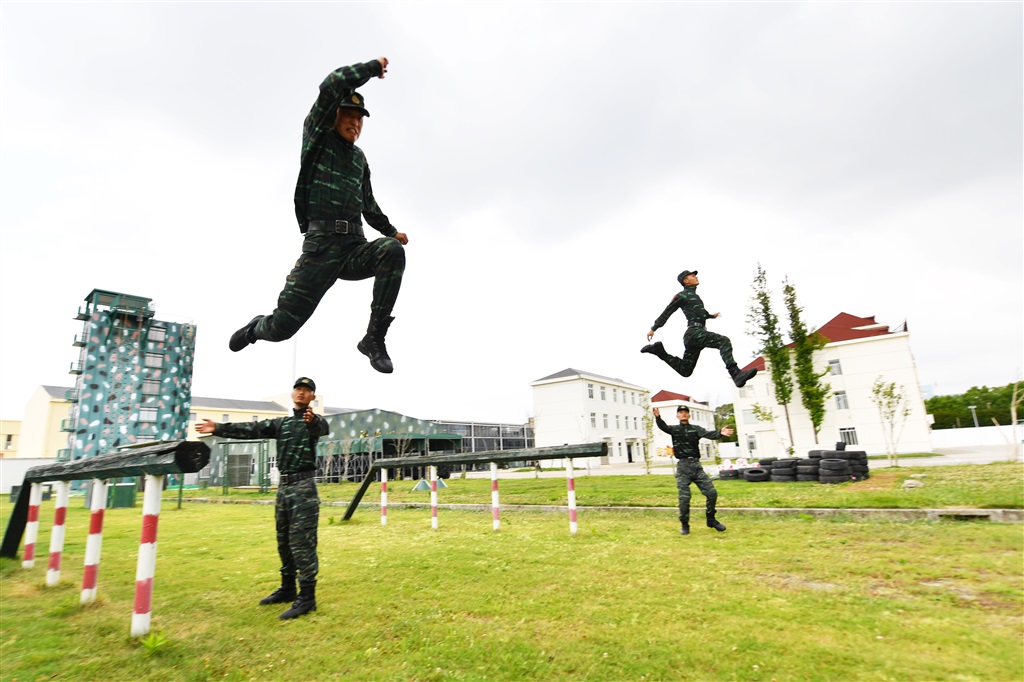 武警官兵正进行400米障碍比赛