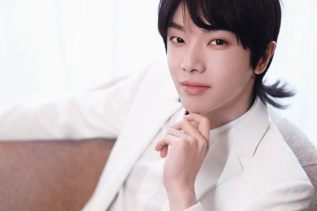 华晨宇品牌活动造型写真儒雅绅士  穿白色西装搭配鲻鱼头发型