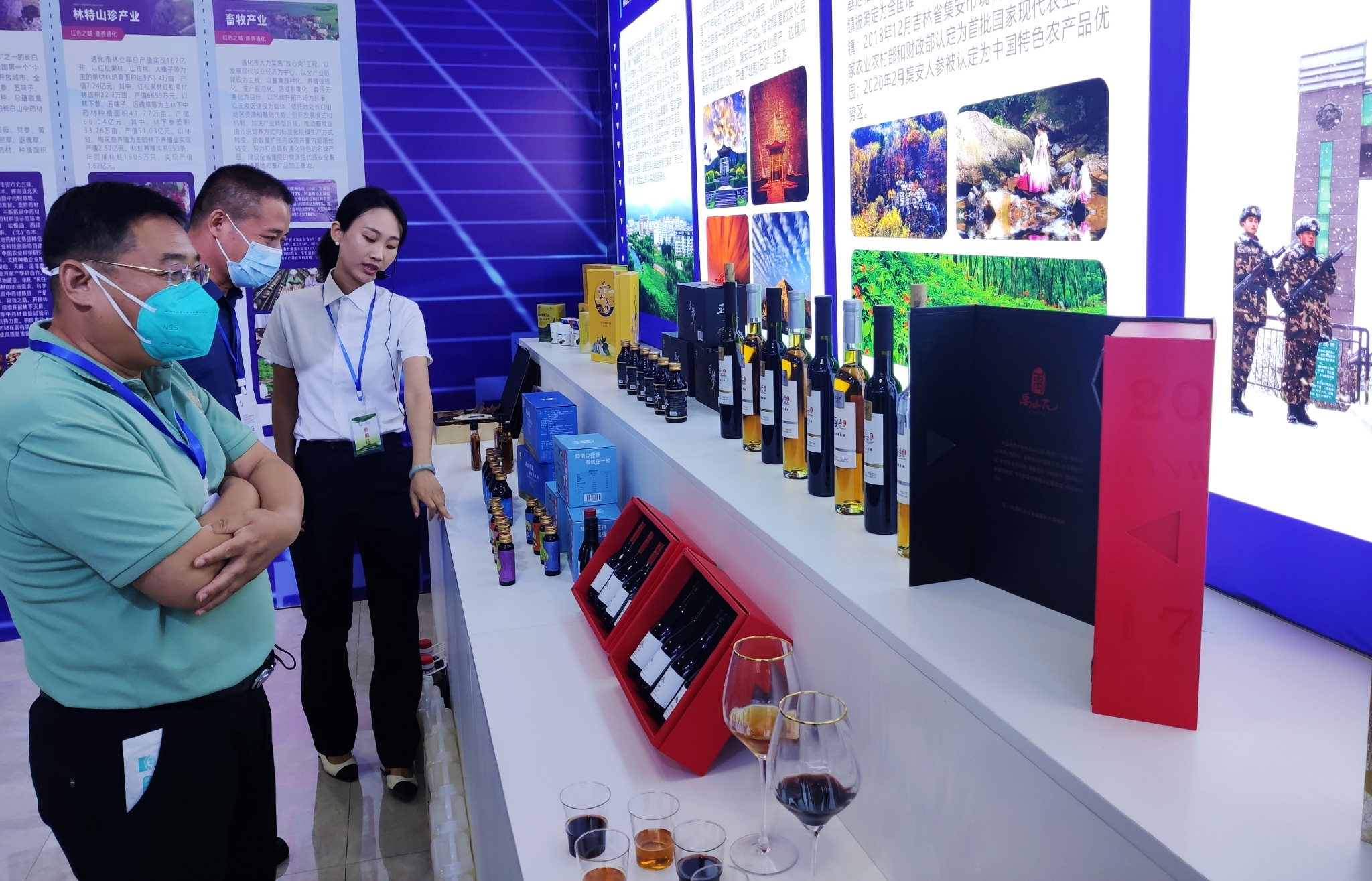 名优特产品展销会现场.李洪涛/摄