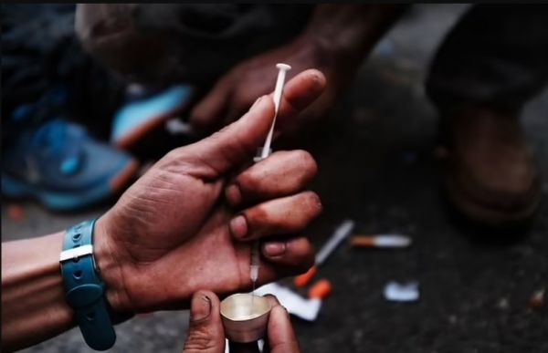 纽约街头的吸毒者使用简陋的工具注射毒品(美联社)