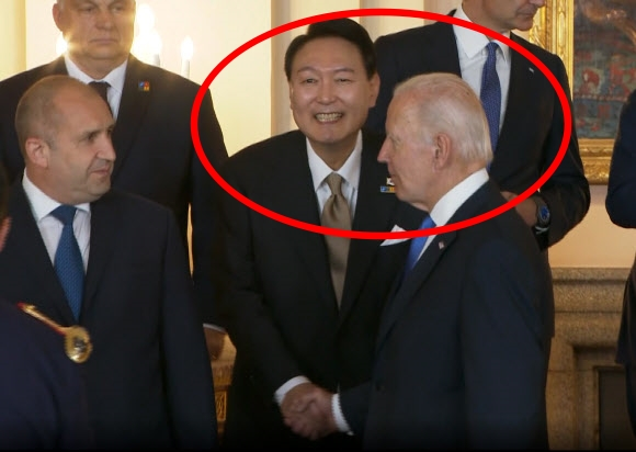 尹锡悦曾在本年6月北约峰会时候际遇拜登“无对视”握手 府上图 图源：《首尔经济》