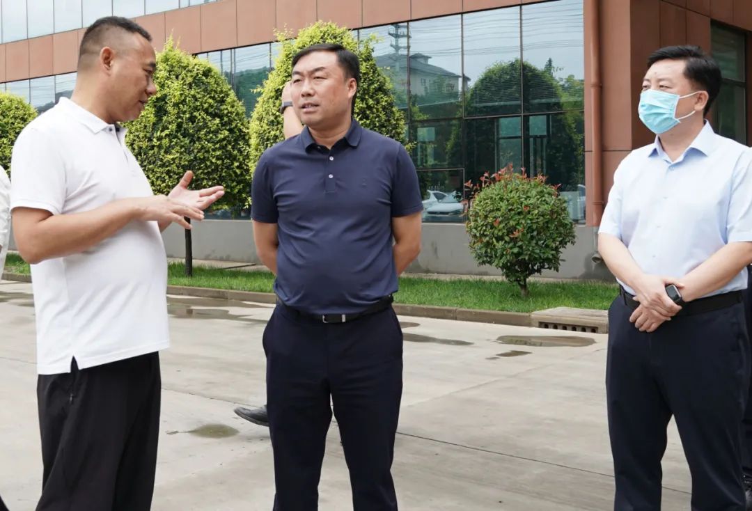 7月28日,巨鹿县委书记杨振东到王虎寨镇寻虎村督导检查文明城市创建