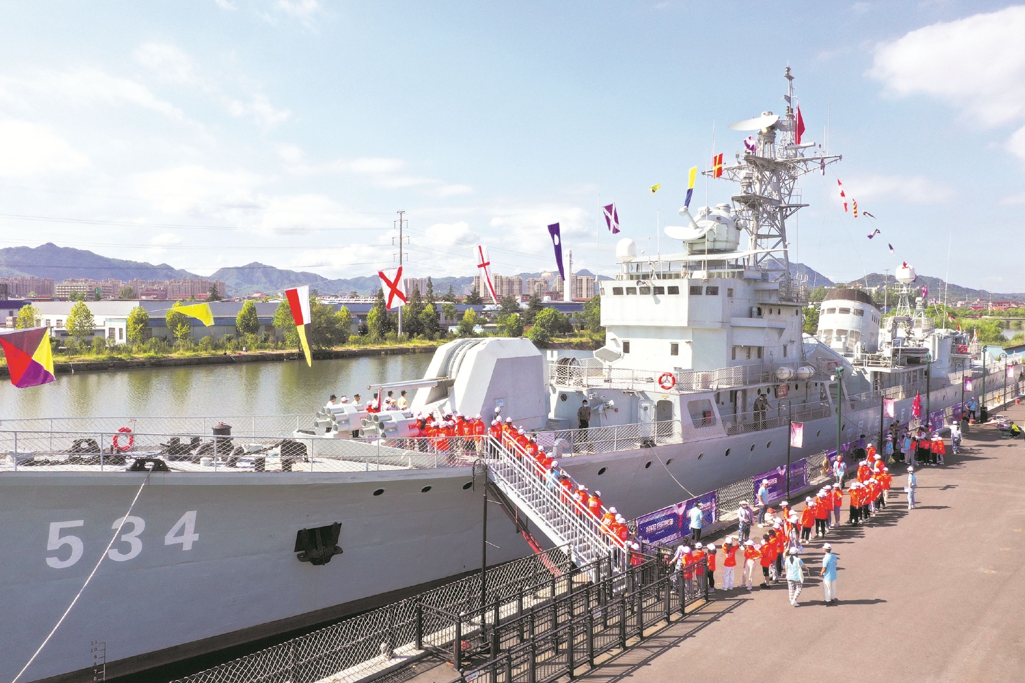 参观金华舰体验研学游