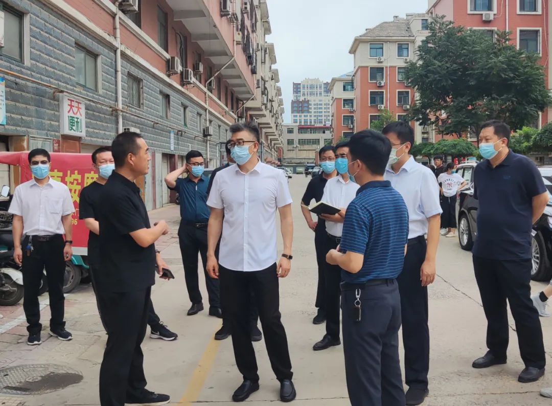 7月29日,内丘县委书记管志民到东泰和苑小区,少年