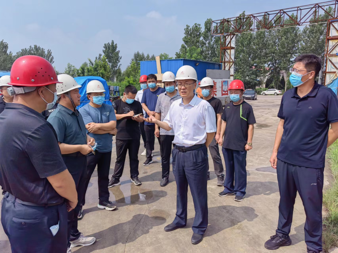 7月26日,临城县委书记张勇到县医院,中医院和部分建筑工地督导文明