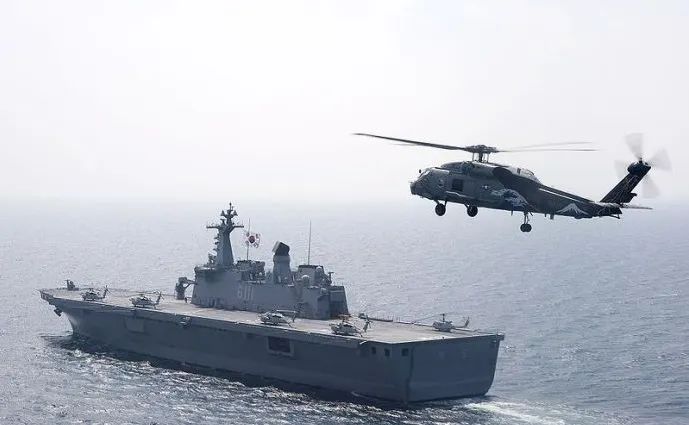 韩国海军“独岛”号两栖攻击舰和舰载直升机