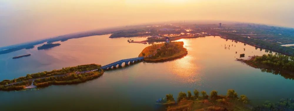 淄博马踏湖风景区河道纵横,芦苇荷花一望无垠,素有北国江南的美称.