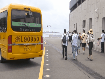 游客们轻松出行