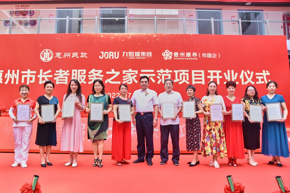市国资委副主任谭少群为舞台类获奖者颁奖