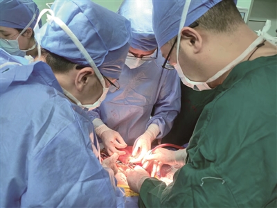 医生团队为徐阿姨紧急手术.