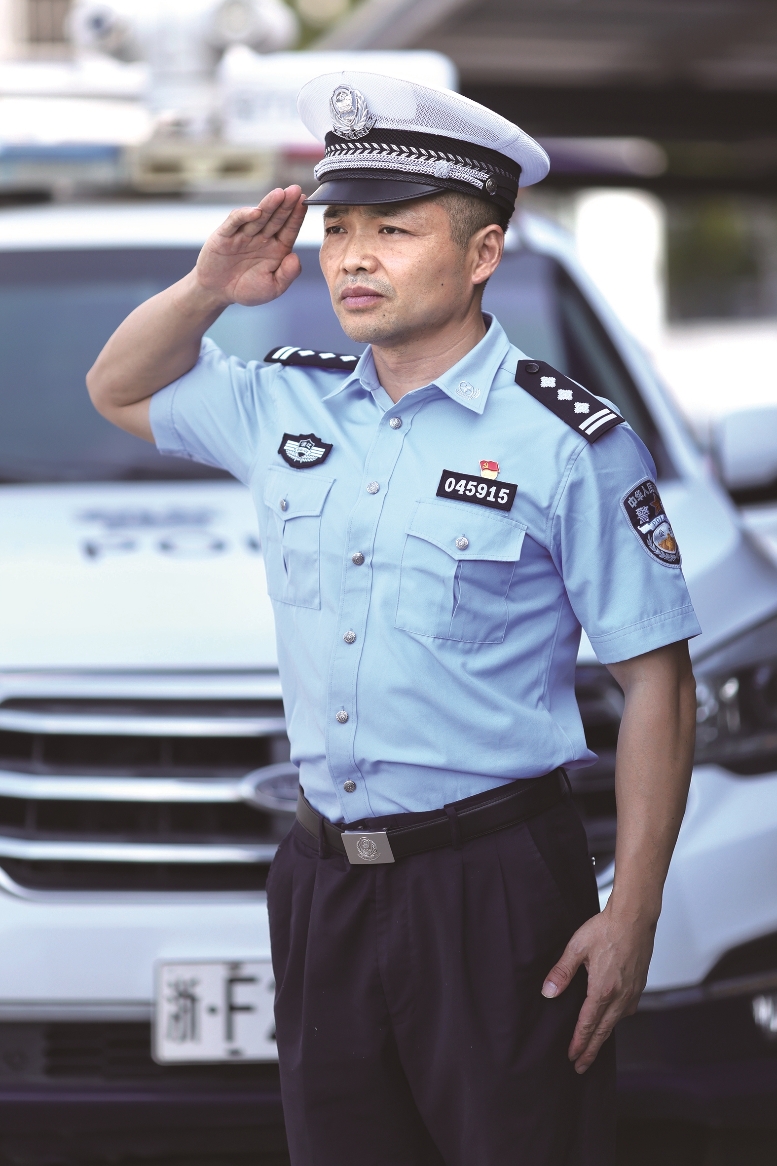 式民警杨玉林原某部连队战士现高照中队"银哨子"民警姚林华原某部战勤