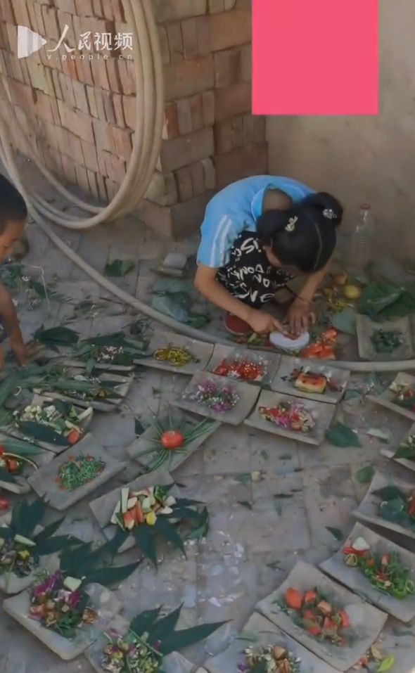 萌娃过家家用花草做"满汉全席",网友:这摆盘技术也太秀了!