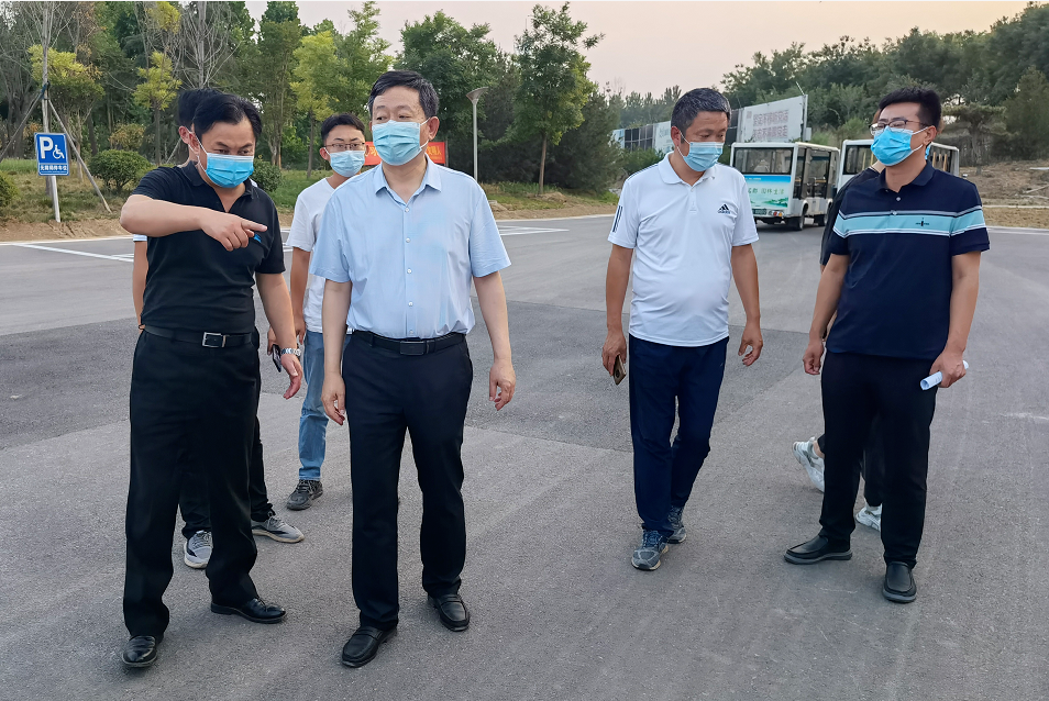 7月29日,邢东新区党工委书记,管委会主任史凤杰到园博园督导文明城市