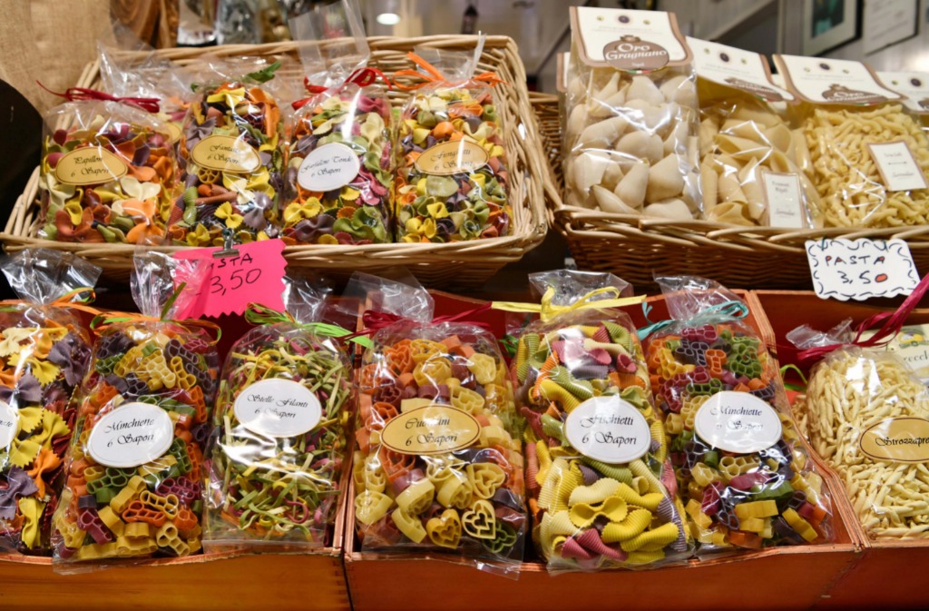 　　这是4月14日在意大利佛罗伦萨中央市场拍摄的意大利面食。新华社记者金马梦妮摄
