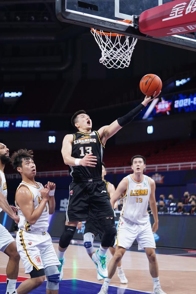 4月26日,郭艾伦在2021-2022赛季中国男篮职业联赛(cba)总决赛第四回合