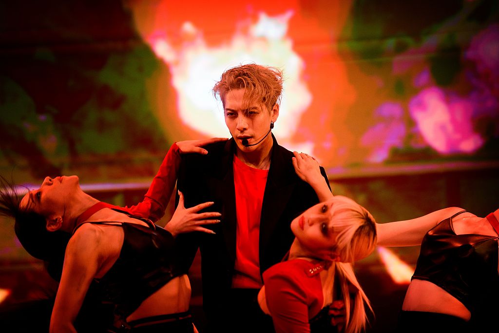 王嘉尔泰国好声音舞台照释出穿西装劲歌热舞嗨爆全场