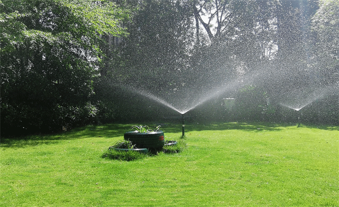 就要有请伞射喷头登场啦需要"重点照顾"的区域大面积草坪浇水过程中