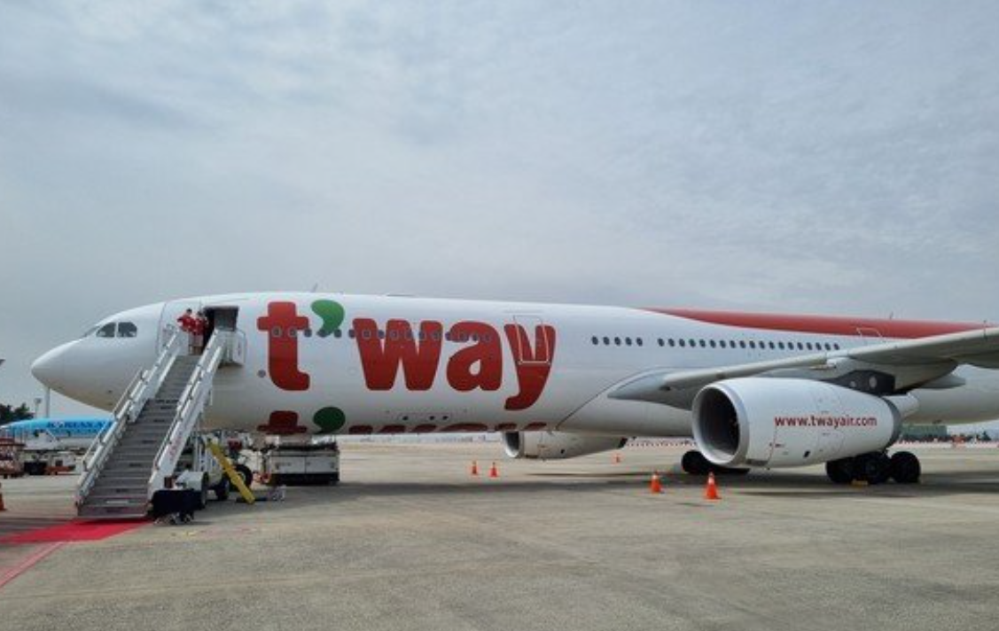 韩国一客机途经台湾空域时紧急迫降 机上载100多人