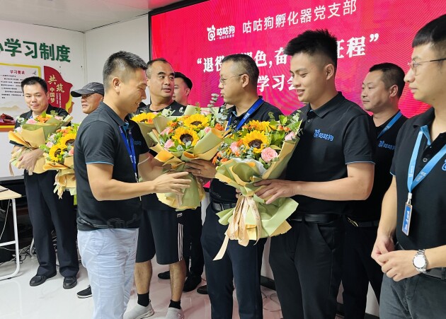 　　咕咕狗副总裁杜明健为退役军人员工赠送鲜花