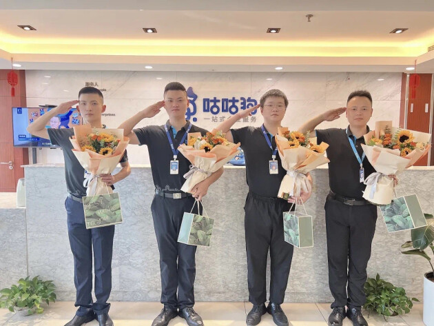 　　南京运营中心退役军人员工收到慰问纪念品