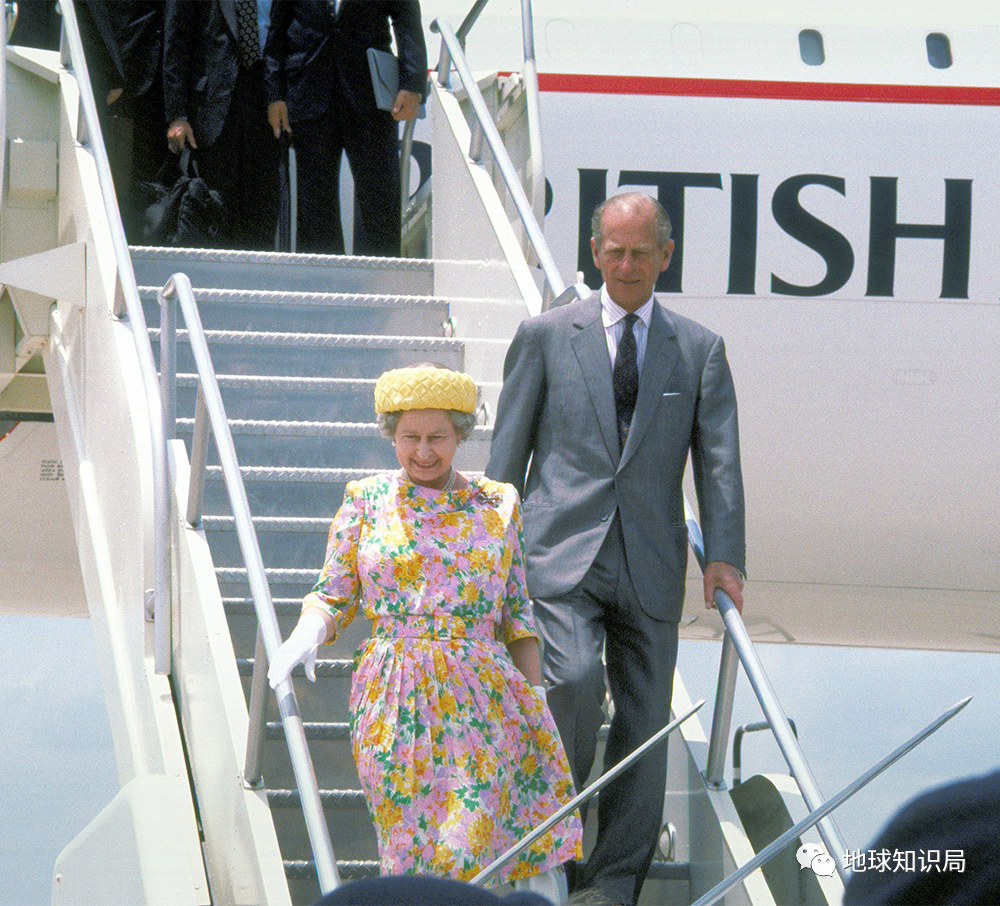英国女王伊丽莎白二世和菲利普亲王步下协和飞机（图：wiki）