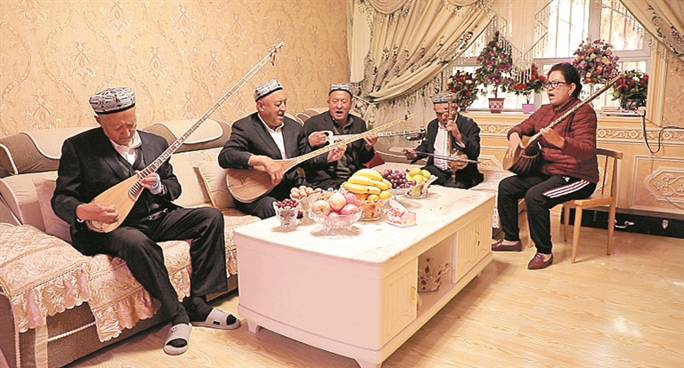7月27日，布拉丁家族成员在室内弹唱歌曲。 胡丹 摄