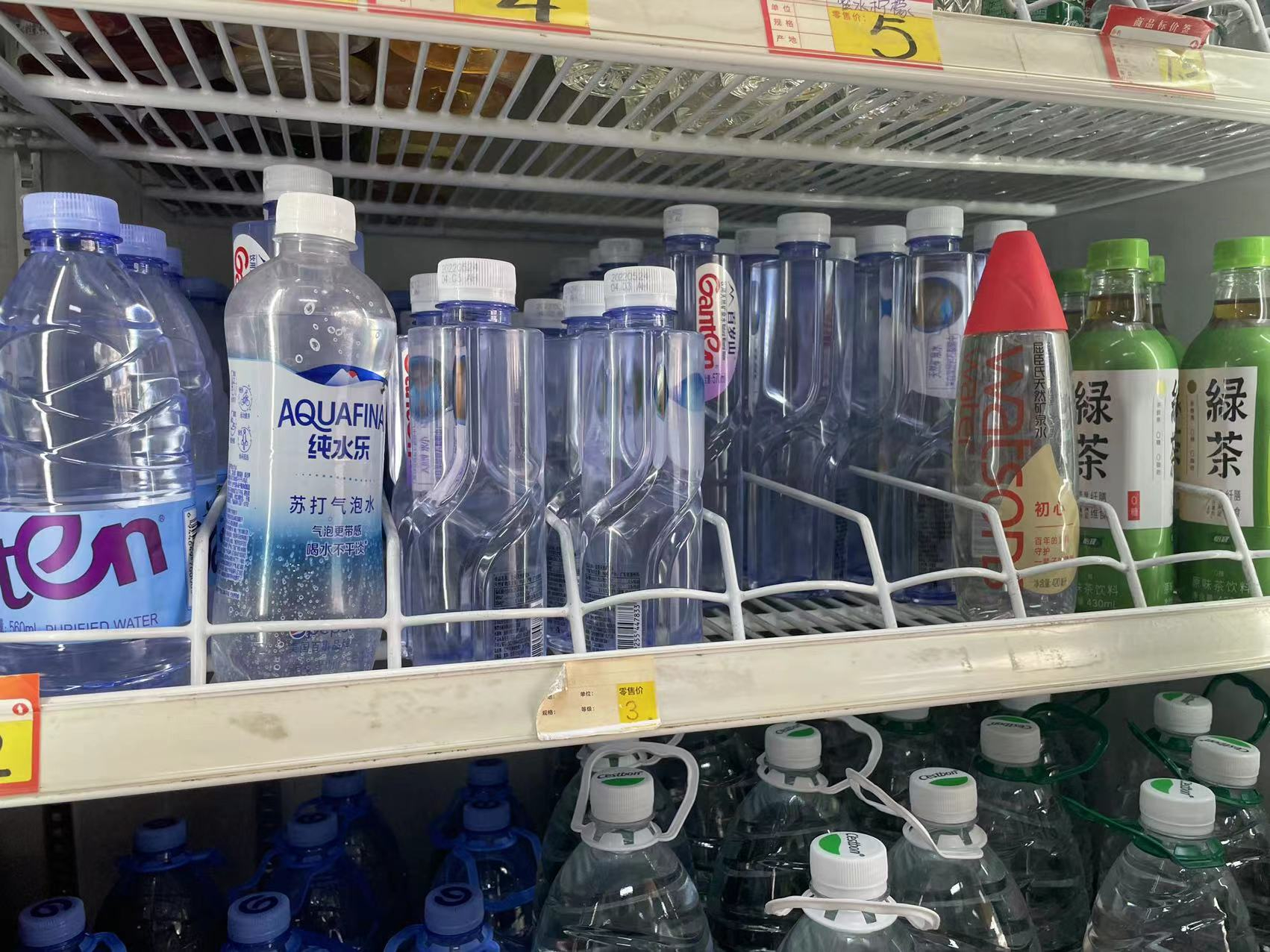 便利店冷柜里的瓶装水 时代周报记者摄