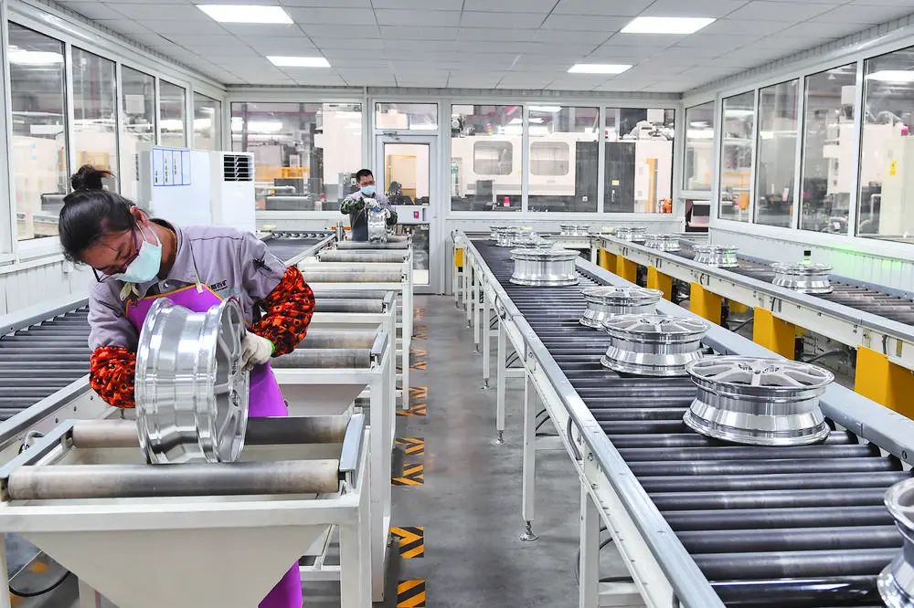 吉利百矿轮毂车间工人正在作业6868□周加孔 摄