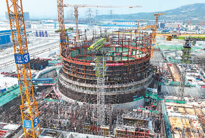 图为位于江苏省连云港市连云区的田湾核电站7号机组建设现场.