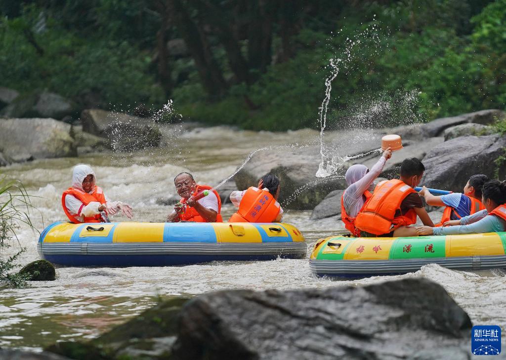 市民在江西南昌梅岭风景区的山涧峡谷漂流戏水(8月2日摄).