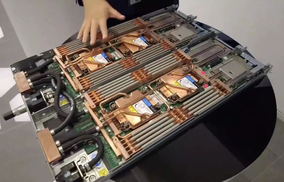 图为联想温水水冷技术服务器内部结构