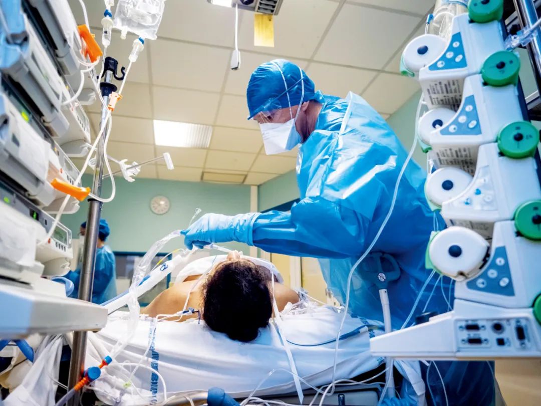 2021年2月9日，法国东南部城市阿勒尔的一家医院内，医护人员在照顾新冠肺炎重症患者。图/视觉中国