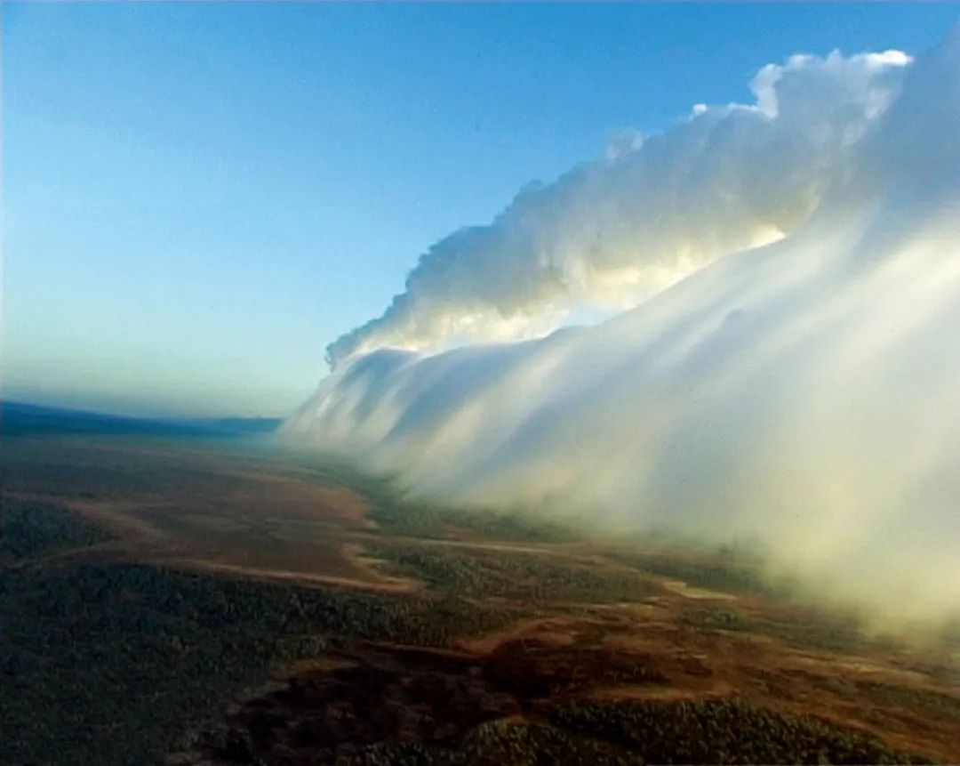 澳大利亚北昆士兰海湾海岸，滚轴云。摄影/Gavin Pretor-Pinney 图/译林出版社