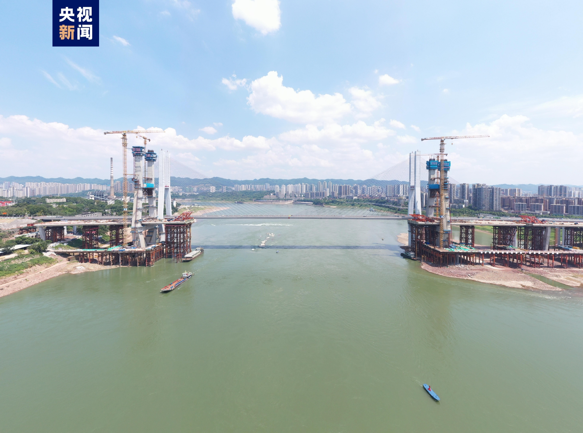 成功跨越成渝铁路李家沱长江复线桥钢箱梁顶推成功