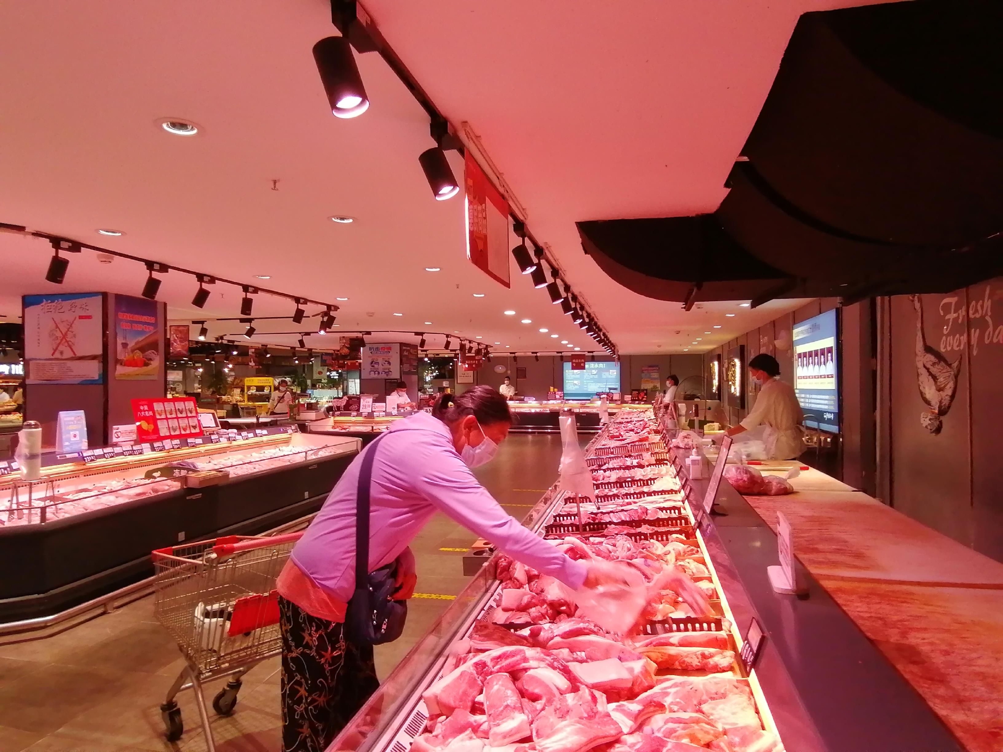 有了灯光"美颜",超市里的生鲜食材看起来更诱人了.李建/摄