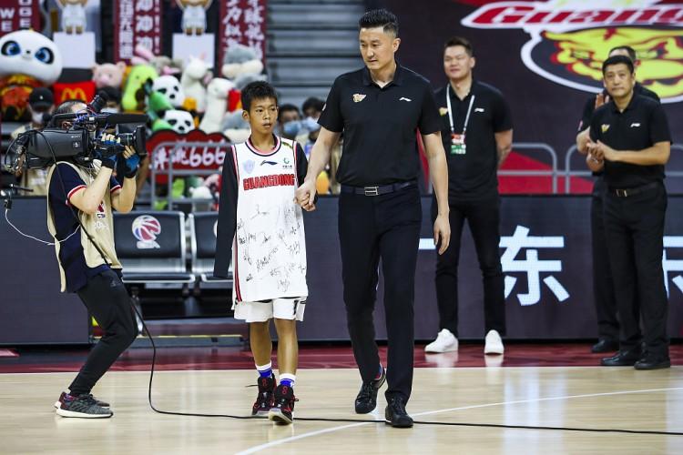 未来是你的！“独臂篮球少年”张家城与广东男篮训练师单挑
