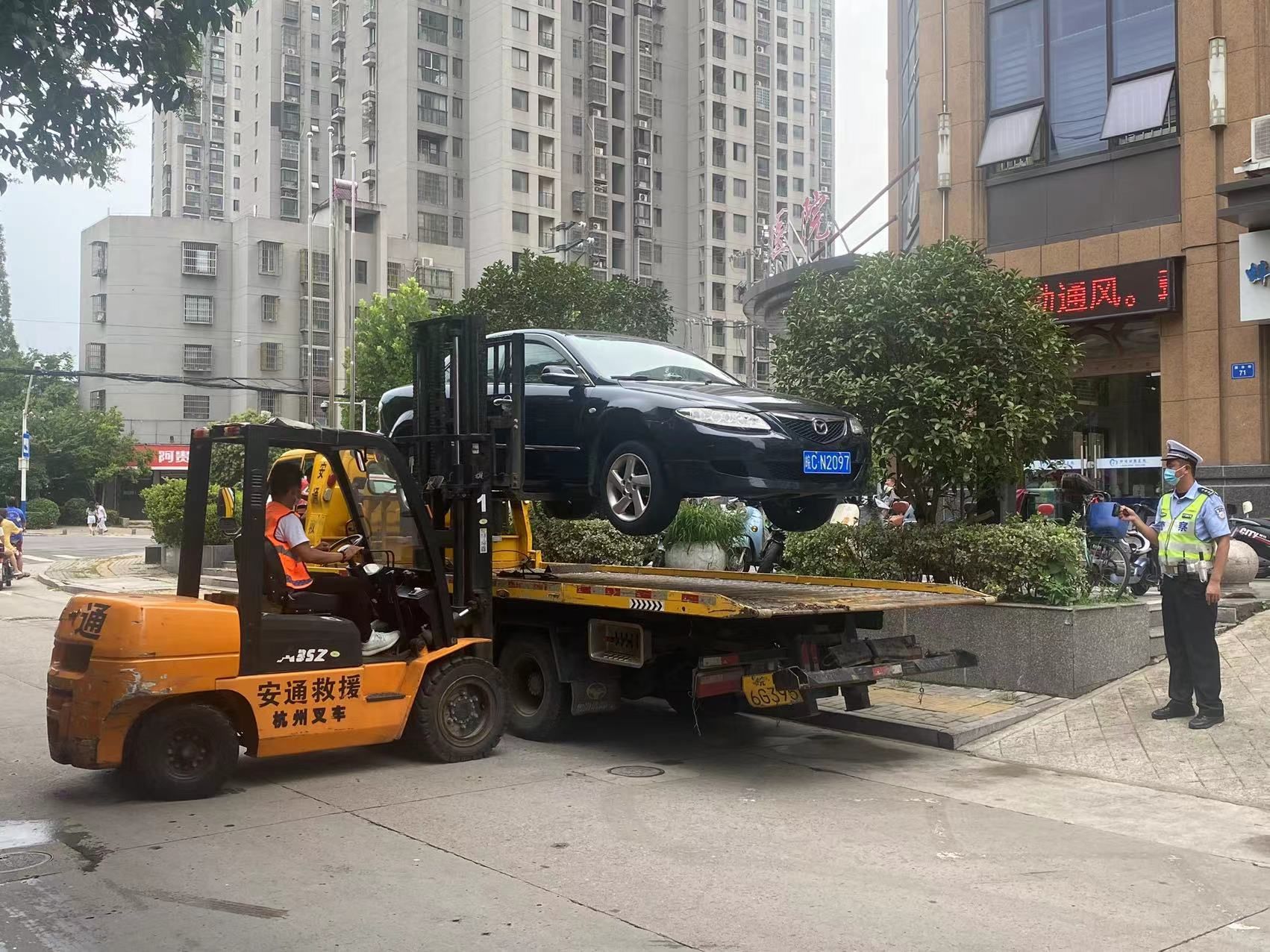 交警部门对违停车辆进行拖车处理