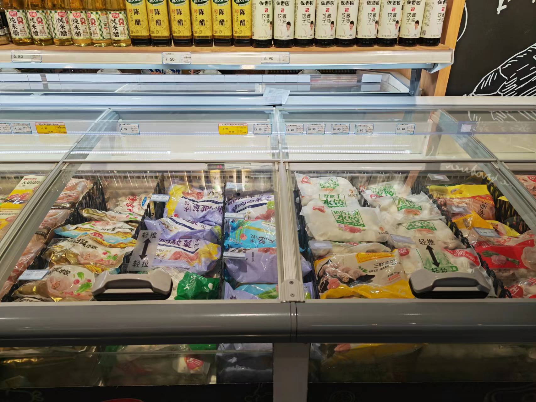 超市已经备足速冻饺子满足消费者“抢秋膘”。 王文郁/摄