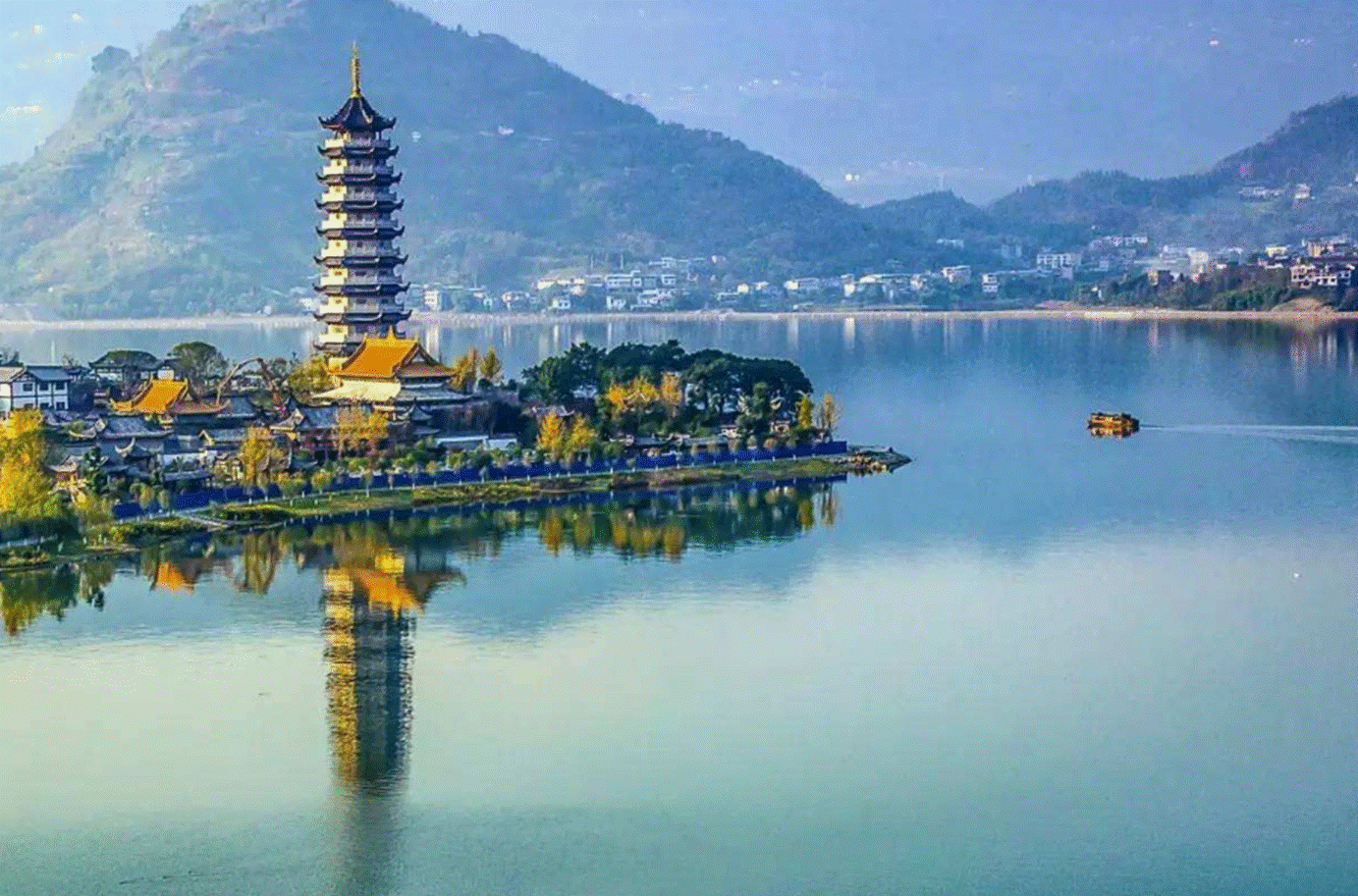 图为重庆市开州区汉丰湖南岸风貌