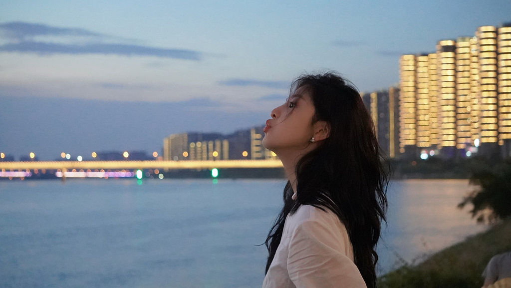 章若楠发布七夕随拍美图 长发披肩眺望江边美景_高清图集_新浪网
