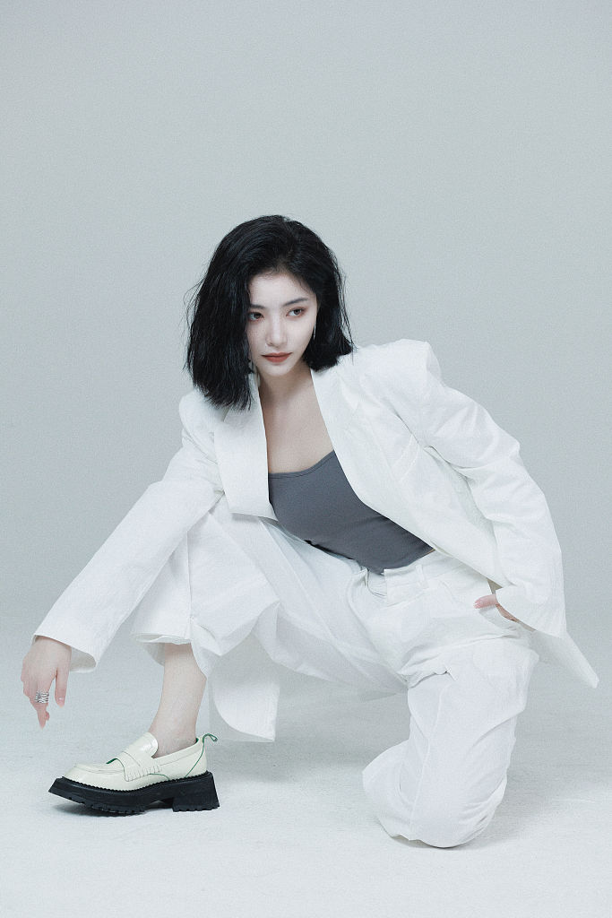 许佳琪发布简约风七夕写真穿白色西装中性造型酷炫