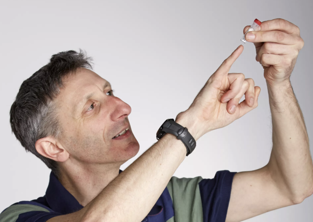 Nick Goldman 拿着存儲了莎士比亞所有十四行詩、一張照片和「我有一個夢想」演講片段的 DNA｜ 來源：EBI