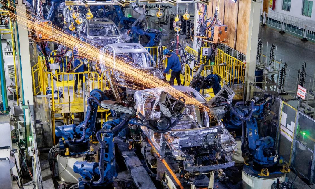 2021年4月,比亚迪陕西西安工厂汽车焊接生产线.图/视觉中国