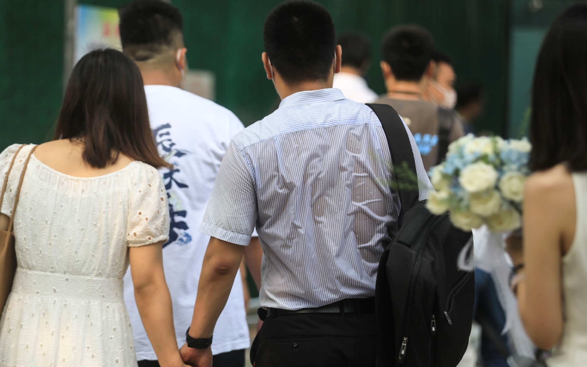 一位新人在排队过程中后背湿透.新京报记者 浦峰 摄