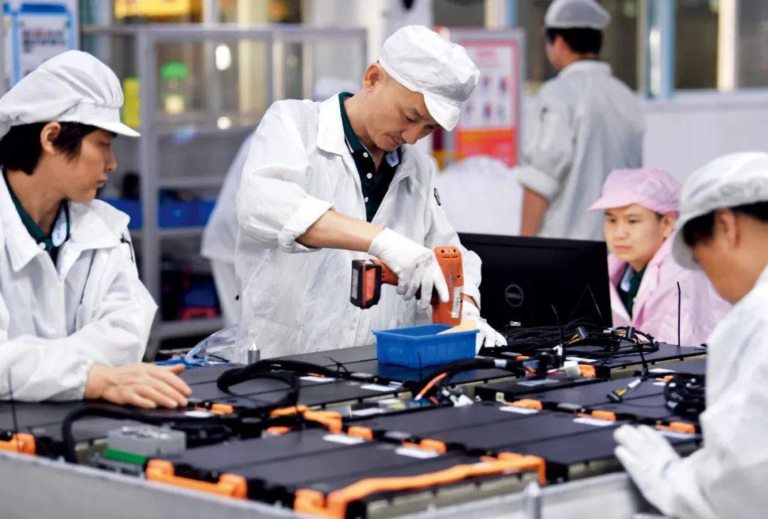 7月29日，安徽合肥市经开区一家企业内，工作人员在动力电池生产线上作业。图/新华