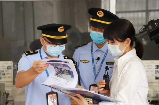 市场监管部门执法人员检查广东功夫雪印餐饮管理快检记录.