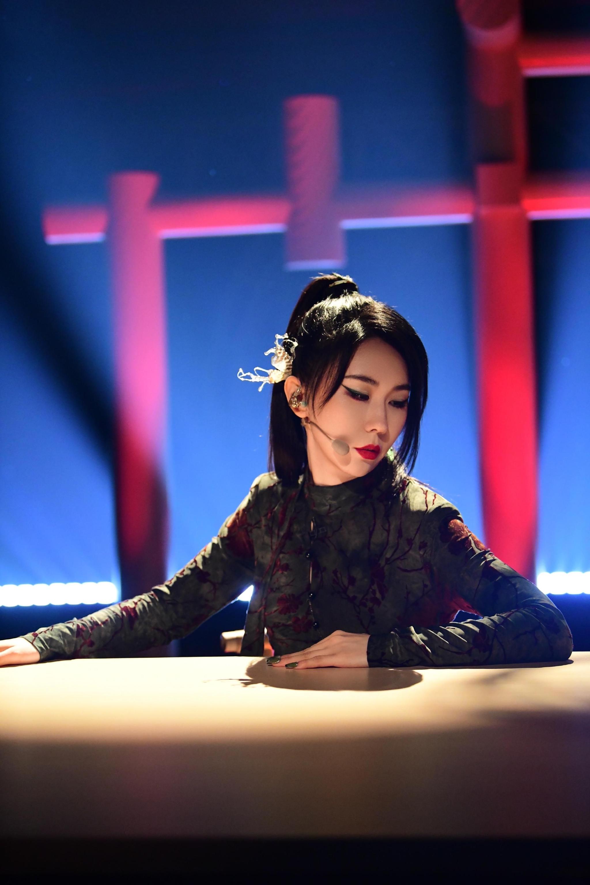 为了演绎《佳人》,赵梦除了挑战唱跳,还尝试了穿旗袍.