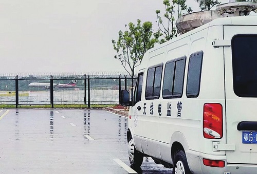 无线电监测车在机场周边开展电磁环境监测。