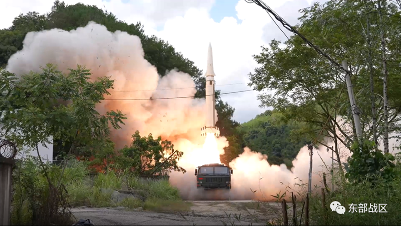 现场视频！东部战区火箭军对台岛东部外海实施常导火力突击，全部精准命中目标